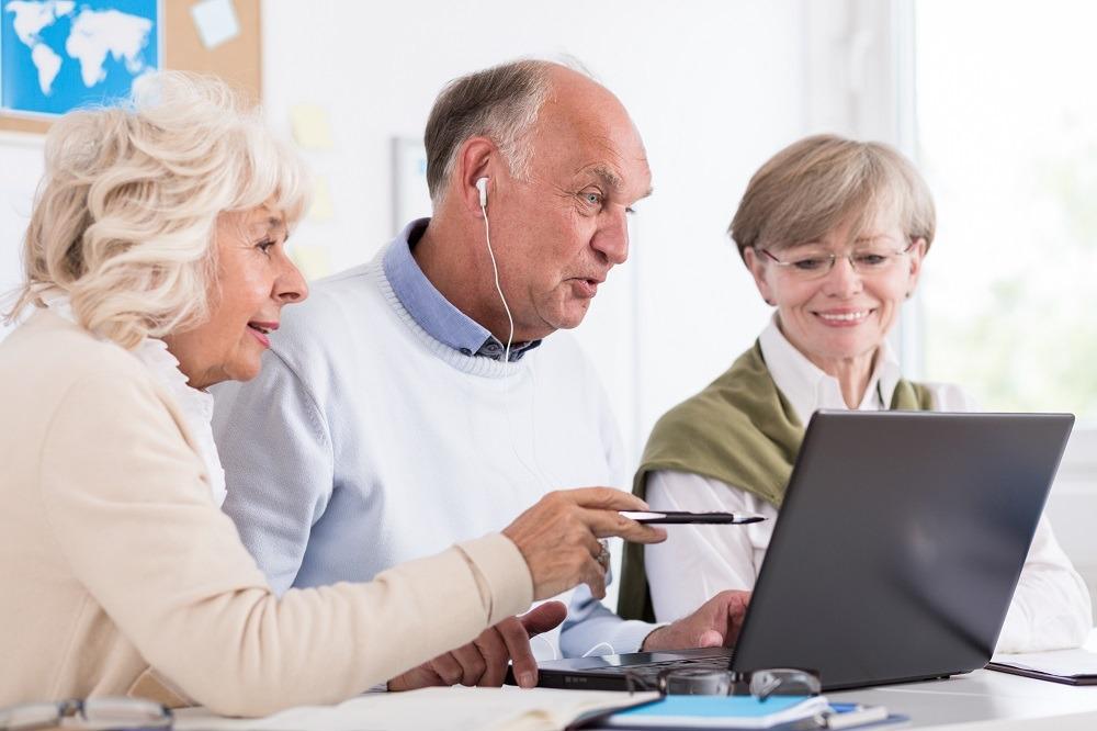 seniors-using computer strategic IT support for better decisions